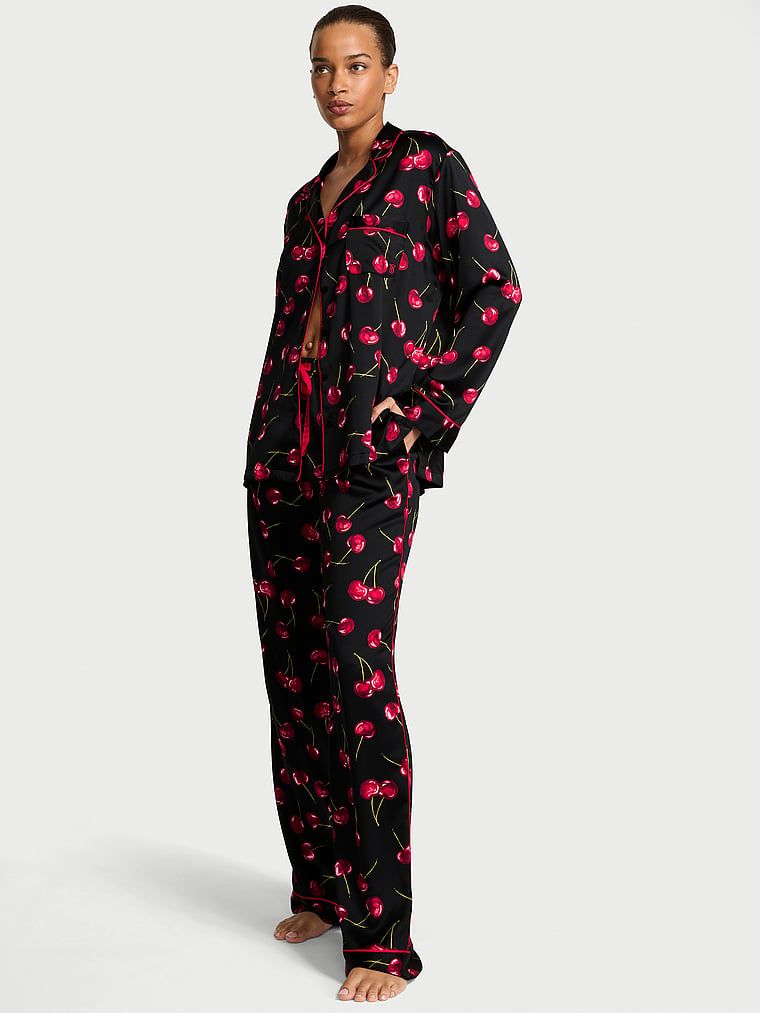 Piżama satynowa błyszcząca z długimi rękawami Glazed Satin. Produkt jest wzorzysty i pochodzi z kolekcji Victoria's Secret. 