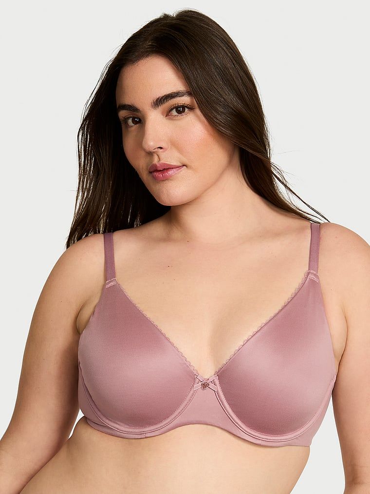 Modelka prezentuje biustonosz zmniejszający optycznie biust Invisible Lift Minimizer. Produkt ma kolor różowy i pochodzi z kolekcji Body by Victoria.