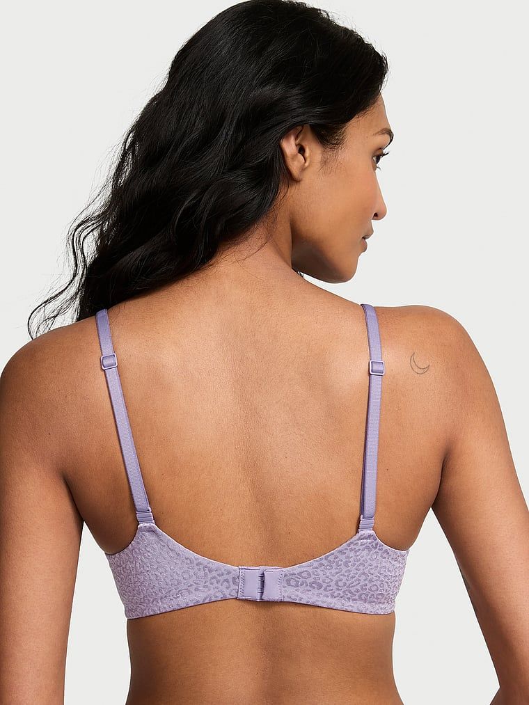 Modelka prezentuje biustonosz lekko usztywniany Demi. Produkt ma kolor purpurowy i pochodzi z kolekcji Body by Victoria.