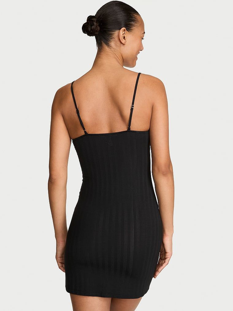 Koszulka nocna z modalu SoSoft Ultra-Fine. Produkt ma kolor czarny i pochodzi z kolekcji Victoria's Secret. 