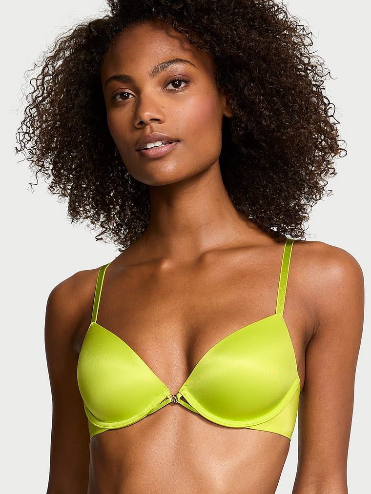 Modelka prezentuje biustonosz lekko usztywniany z nisko wyciętymi miseczkami Demi. Produkt ma kolor zielony i pochodzi z kolekcji Very Sexy.