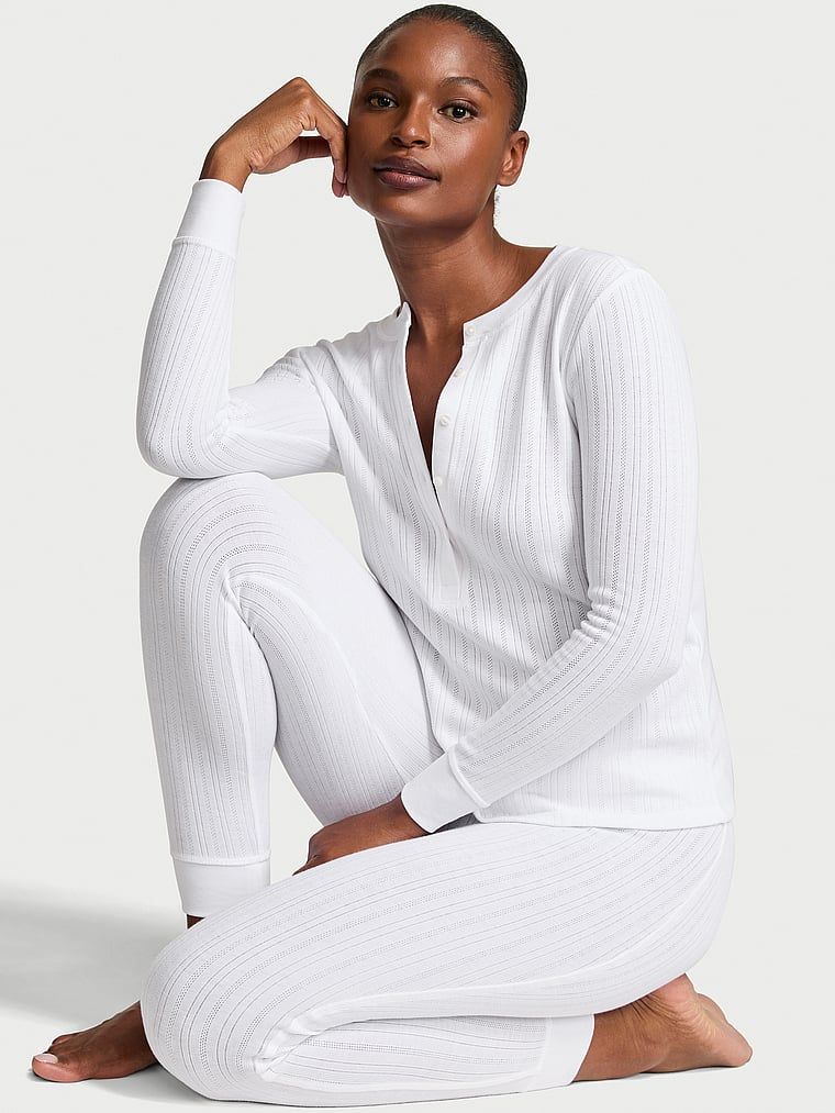Piżama z długim rękawem i spodniami Cozy Pointelle. Produkt ma kolor biały i pochodzi z kolekcji Victoria's Secret. 