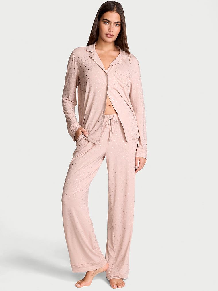 Długa piżama z modalu. Produkt jest wzorzysty i pochodzi z kolekcji Victoria's Secret. 