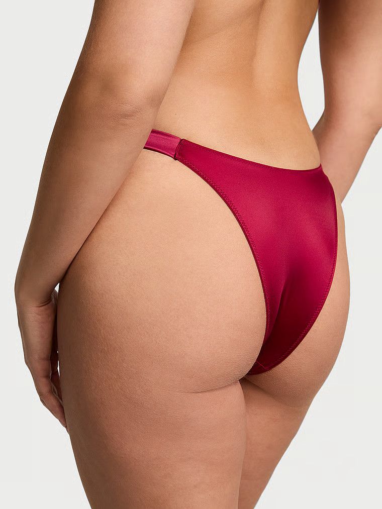 Majtki brazyliany z błyszczącymi paseczkami Scattered Shine Strap. Produkt ma kolor czerwony i pochodzi z kolekcji Very Sexy. 