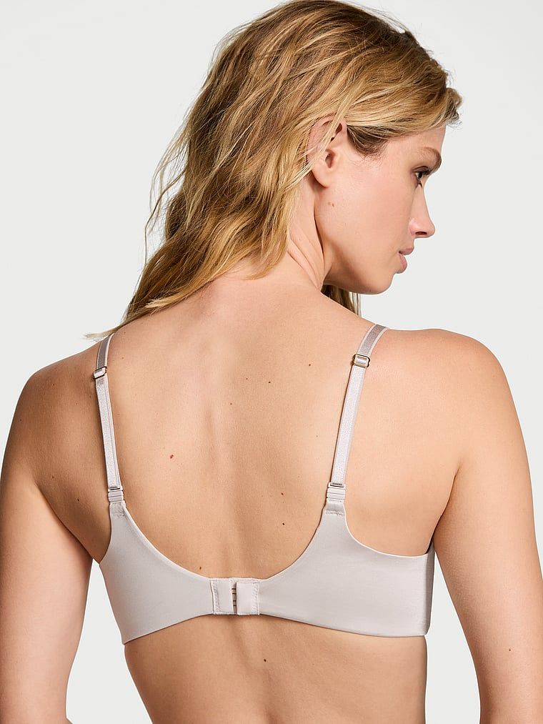 Modelka prezentuje biustonosz push-up bez fiszbin So Obsessed. Produkt ma kolor beżowy i pochodzi z kolekcji Very Sexy.