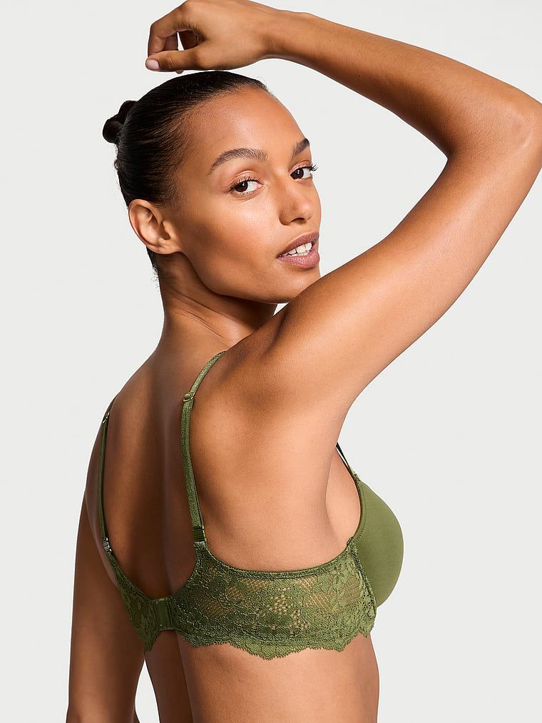 Modelka prezentuje biustonosz lekko usztywniany Smooth and Lace Classic Demi. Produkt ma kolor zielony i pochodzi z kolekcji Dream Angels.