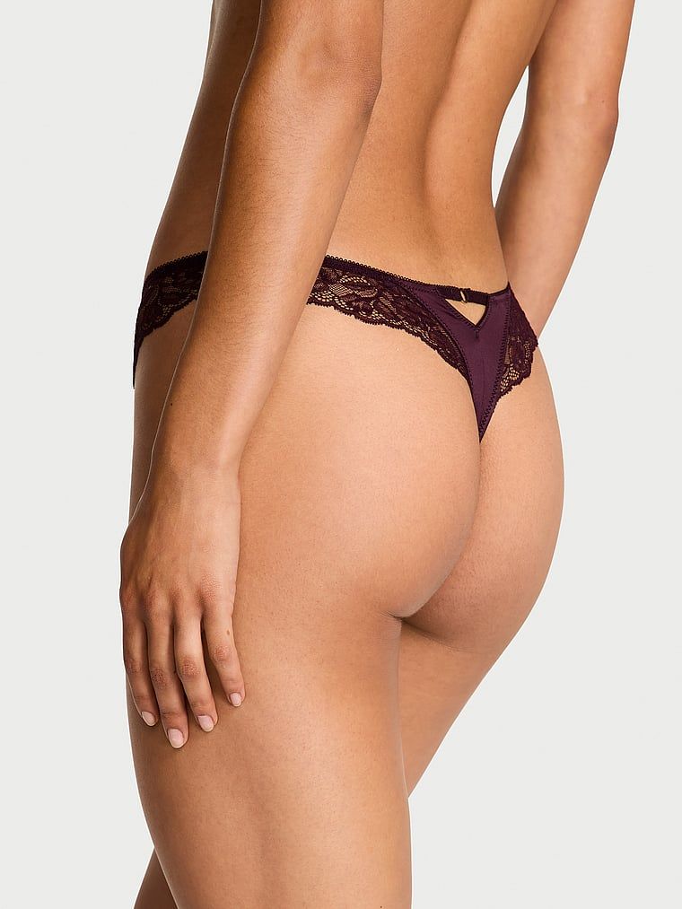 Stringi z koronką i wysoko wyciętymi nogawkami Lace-Trim High-Leg. Produkt ma kolor purpurowy i pochodzi z kolekcji Very Sexy. 