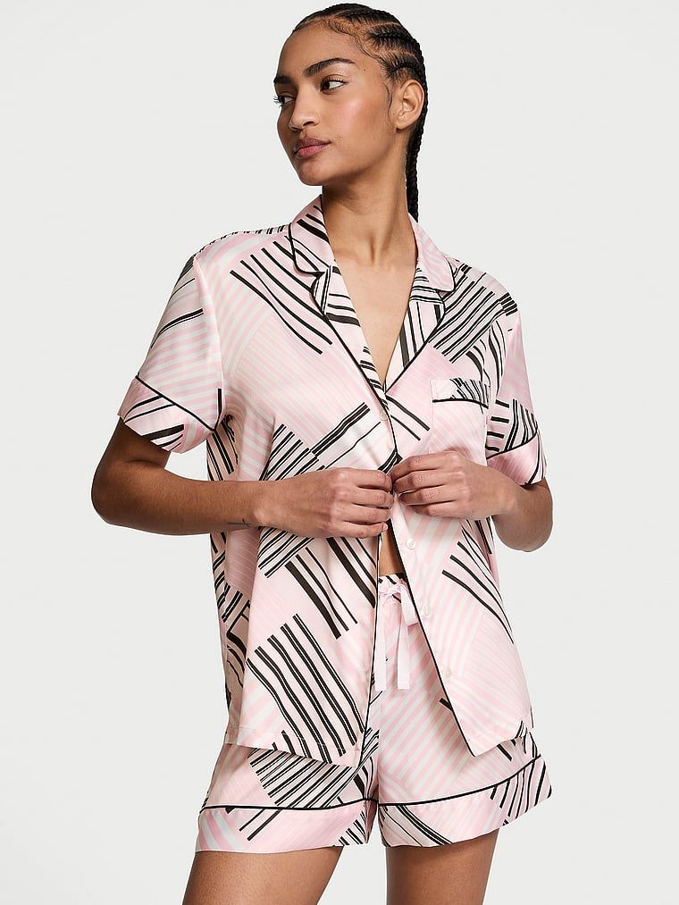 Piżama satynowa błyszcząca z szortami Glazed Satin. Produkt ma kolor wzorzysty i pochodzi z kolekcji Victoria's Secret. 