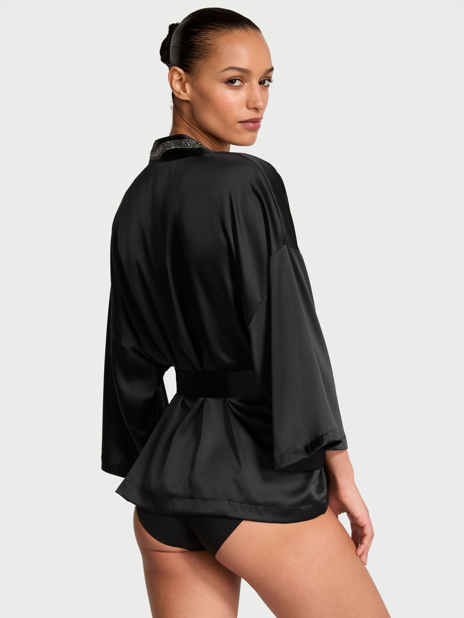 Szlafrok krótki satynowy Snake Shine. Produkt ma kolor czarny i pochodzi z kolekcji Victoria's Secret. 