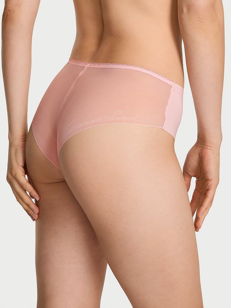 Majtki bezszwowe z siateczką z tyłu No-Show Sheer Logo Cheeky. Produkt ma kolor różowy i pochodzi z kolekcji Body by Victoria. 