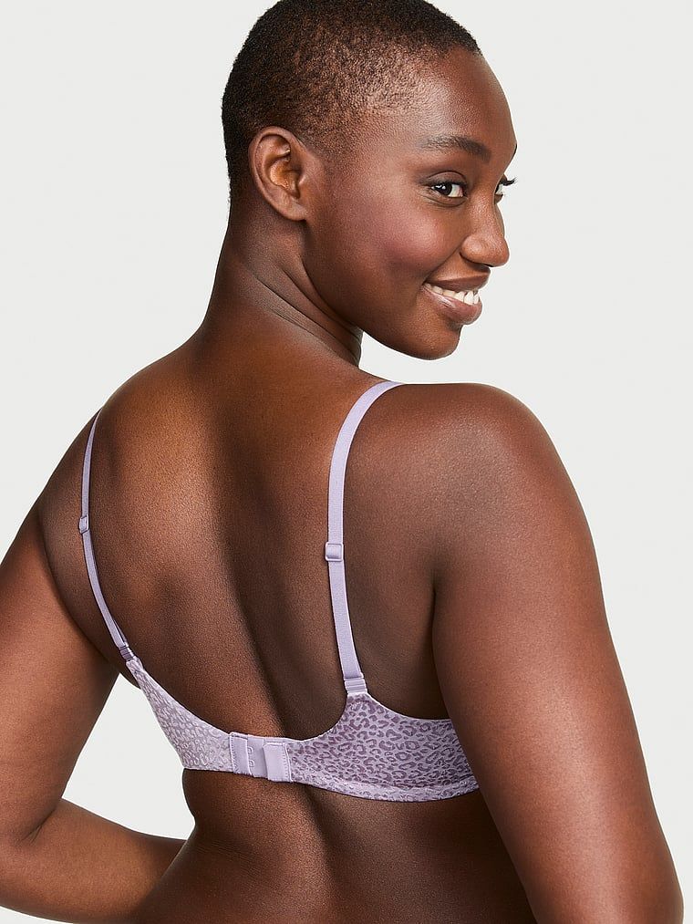 Modelka prezentuje biustonosz push-up Perfect Shape. Produkt ma kolor purpurowy i pochodzi z kolekcji Body by Victoria.