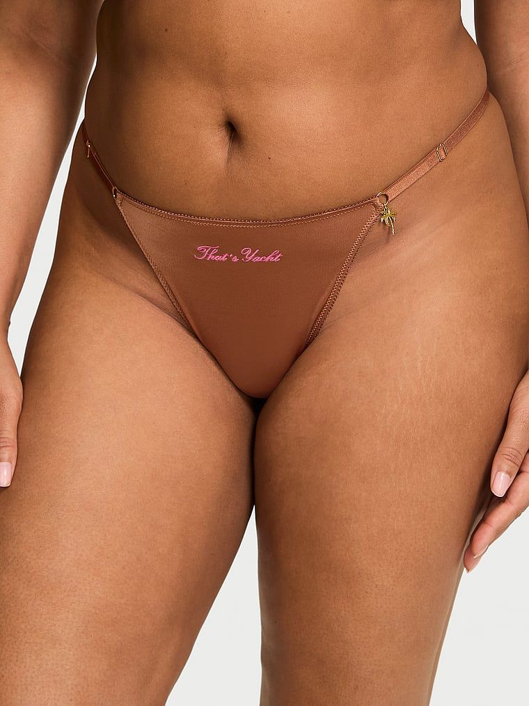 Stringi z zawieszką Smooth Charm. Produkt ma kolor brązowy i pochodzi z kolekcji Very Sexy. 
