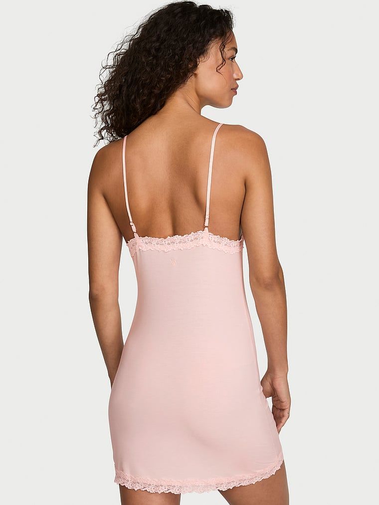 Koszula nocna z modalu SoSoft. Produkt ma kolor różowy i pochodzi z kolekcji Victoria's Secret. 