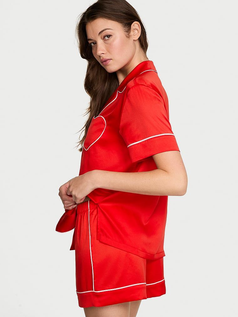 Satynowa piżama z krótkim rękawem i szortami Glazed Heart. Produkt ma kolor czerwony i pochodzi z kolekcji Victoria's Secret. 
