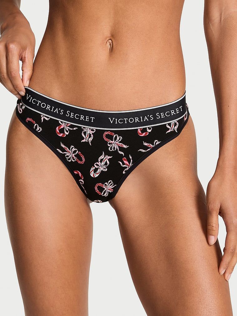 Stringi bawełniane z logo w talii. Produkt jest wzorzysty i pochodzi z kolekcji Body by Victoria. 