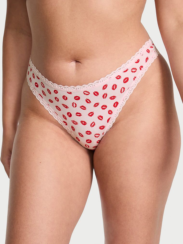 Stringi bawełniane z koronką na krawędziach Lace-Waist. Produkt jest wzorzysty i pochodzi z kolekcji Body by Victoria. 