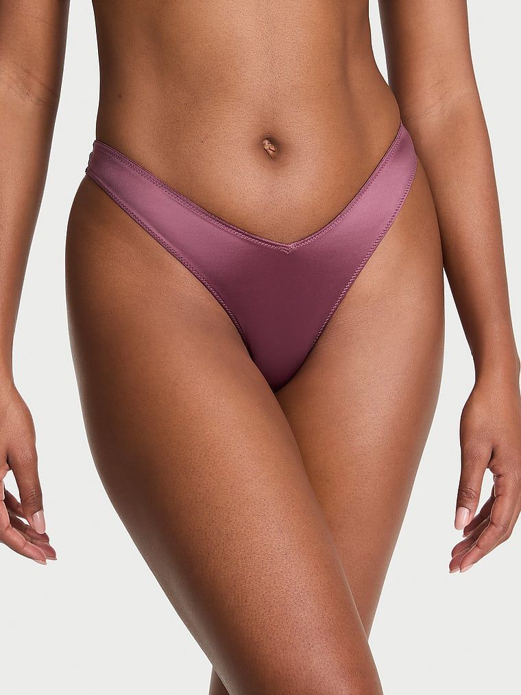Stringi z paseczkami z tyłu i wysoko wyciętymi nogawkami Strappy-Back High-Leg. Produkt ma kolor purpurowy i pochodzi z kolekcji Very Sexy. 