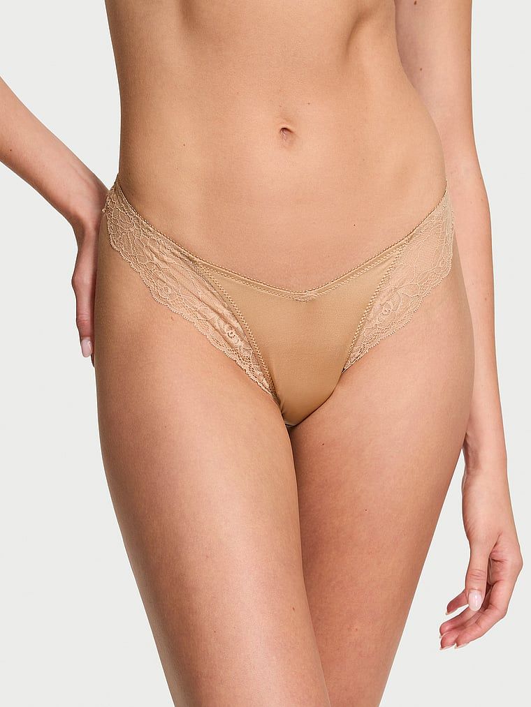 Stringi z koronką i wysoko wyciętymi nogawkami Lace-Trim High-Leg. Produkt ma kolor beżowy i pochodzi z kolekcji Very Sexy. 