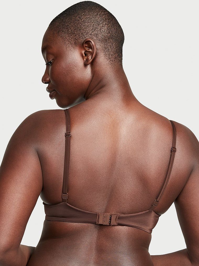 Modelka prezentuje biustonosz push-up Smooth. Produkt ma kolor brązowy i pochodzi z kolekcji Very Sexy.