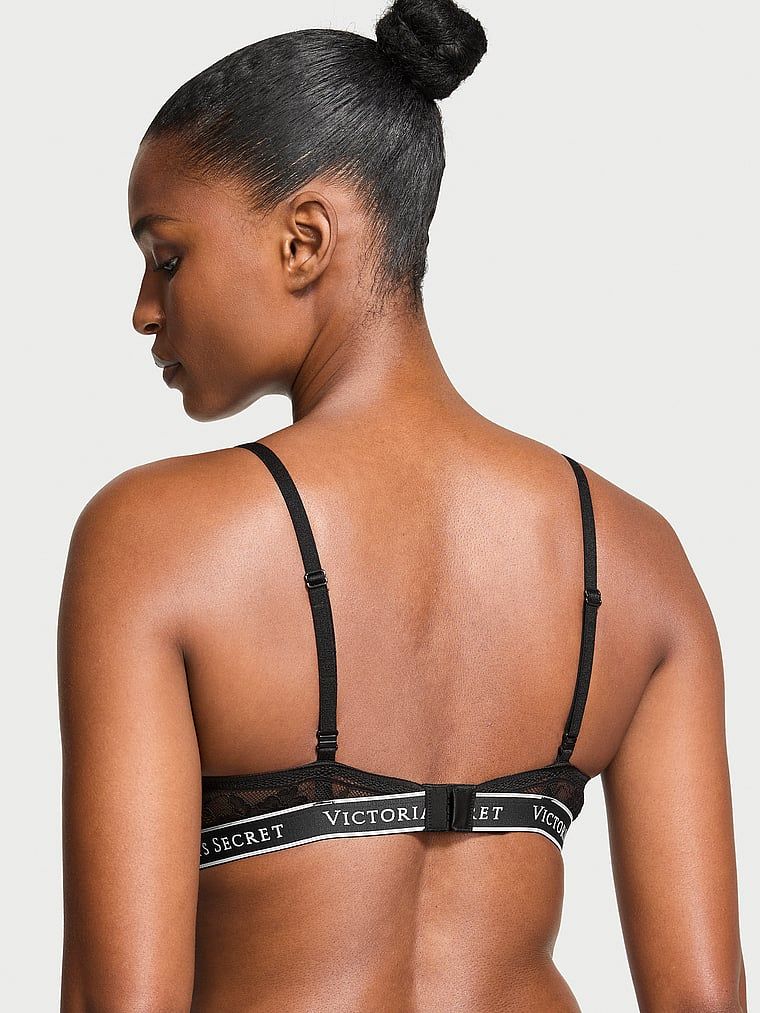 Modelka prezentuje biustonosz push-up Perfect Shape Lace-Trim. Produkt ma kolor czarny i pochodzi z kolekcji T-shirt.