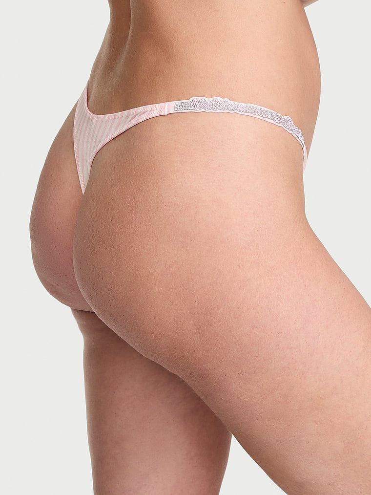 Stringi z błyszczącymi paskami Script Shine Strap. Produkt ma kolor wzorzysty i pochodzi z kolekcji Very Sexy. 