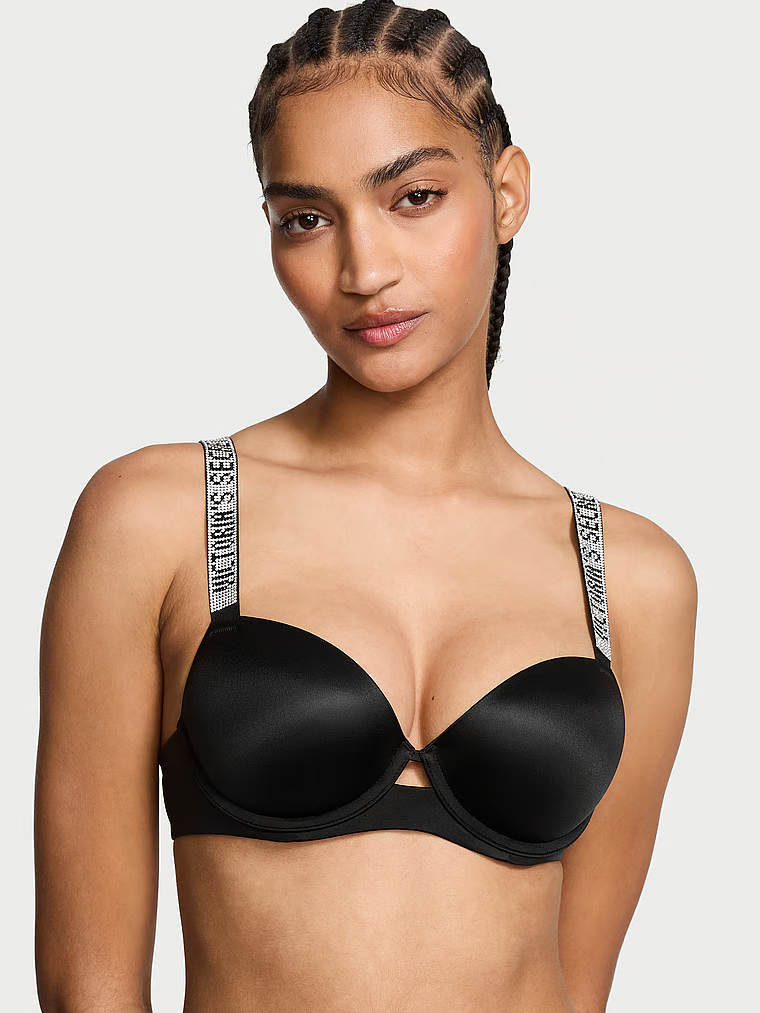 Modelka prezentuje biustonosz lekko usztywniany z błyszczącymi ramiączkami Shine Strap Demi. Produkt ma kolor czarny i pochodzi z kolekcji Very Sexy.