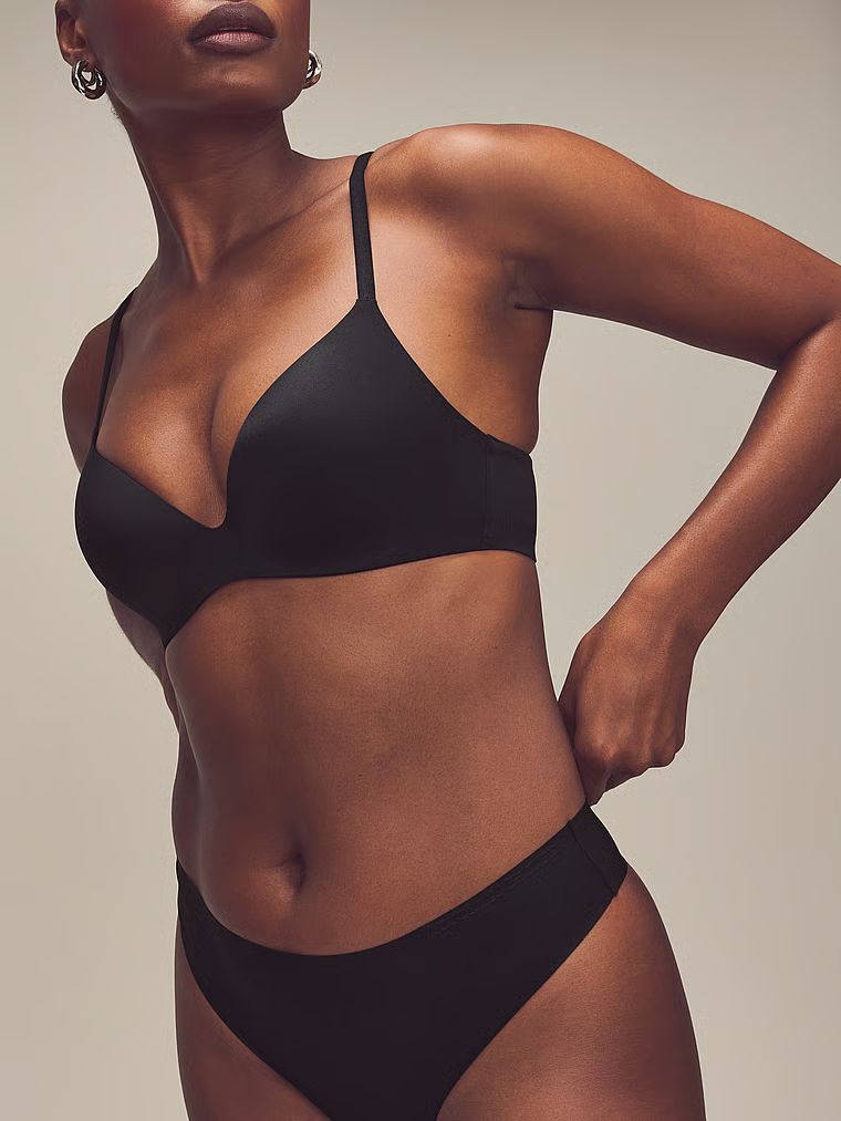 Stringi z mikrofibry Flex. Produkt ma kolor czarny i pochodzi z kolekcji Body by Victoria. 