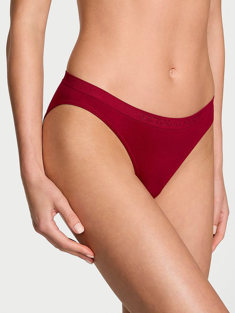 Majtki bezszwowe Shine Bikini. Produkt ma kolor czerwony i pochodzi z kolekcji Seamless. 