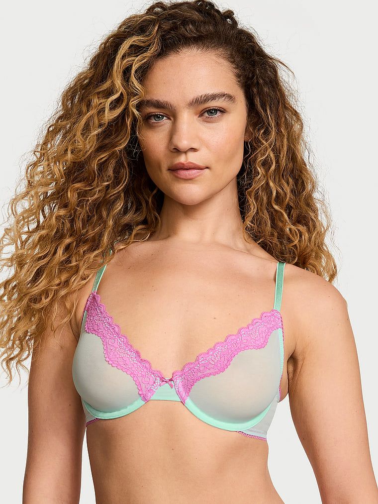 Modelka prezentuje biustonosz nieusztywniany Tease Demi. Produkt ma kolor zielony i pochodzi z kolekcji Victoria's Secret.