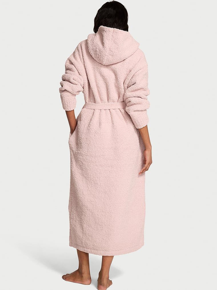 Długi szlafrok z kapturem Chenille. Produkt ma kolor beżowy i pochodzi z kolekcji Victoria's Secret. 