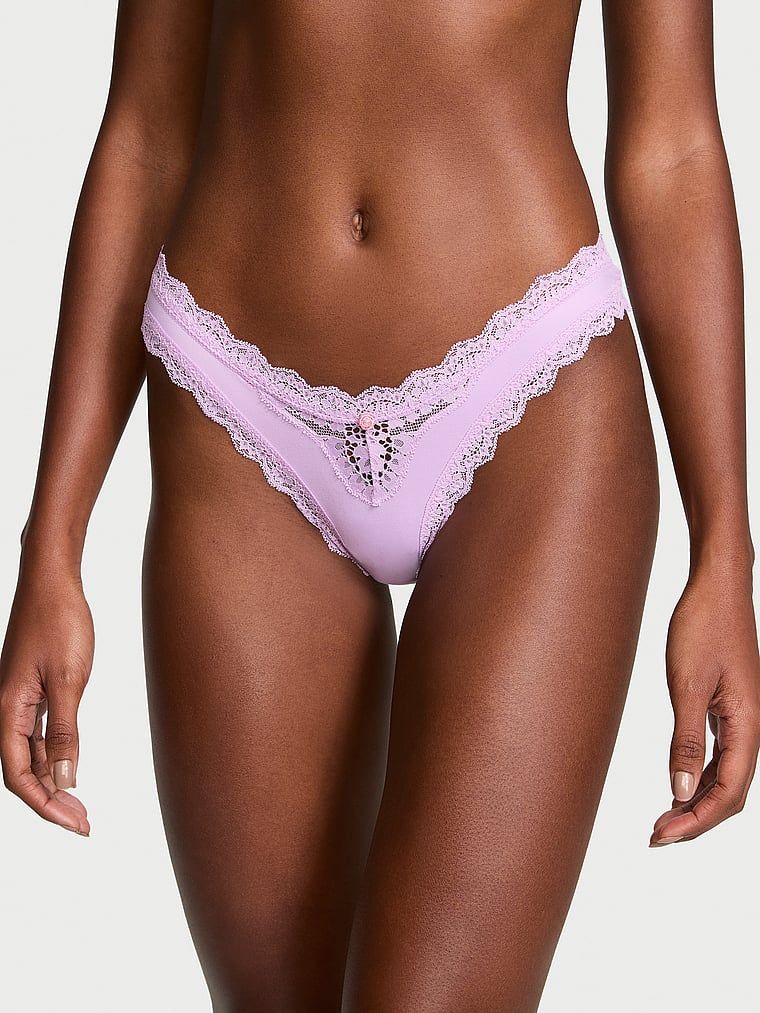 Majtki brazyliany z koronką Lace Trim Brazilian. Produkt ma kolor purpurowy i pochodzi z kolekcji Dream Angels. 