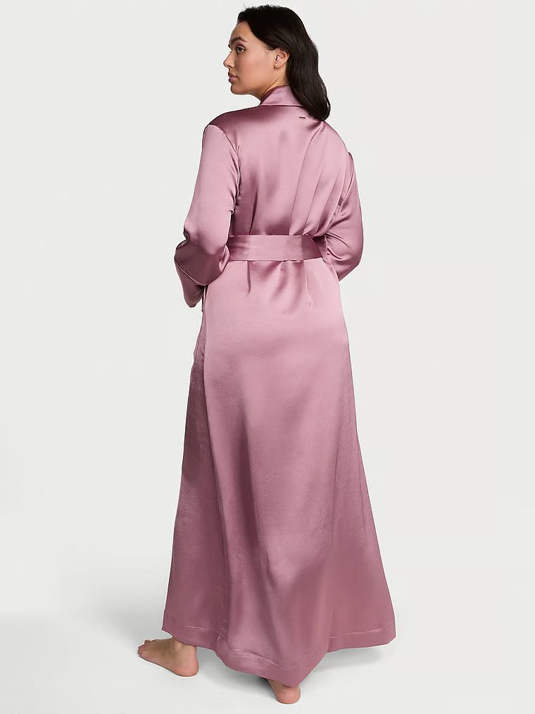 Szlafrok satynowy maxi Luxe. Produkt ma kolor różowy i pochodzi z kolekcji Victoria's Secret. 