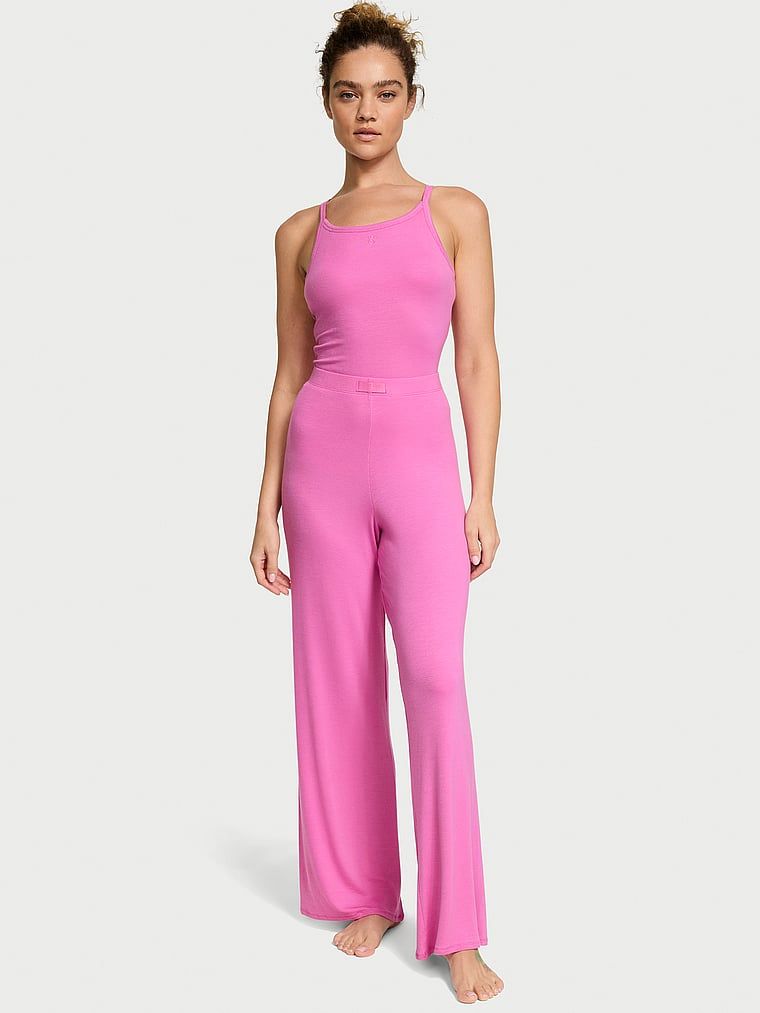 Zestaw do spania z modalu - top na ramiączkach i długie spodnie. Produkt ma kolor różowy i pochodzi z kolekcji Victoria's Secret. 