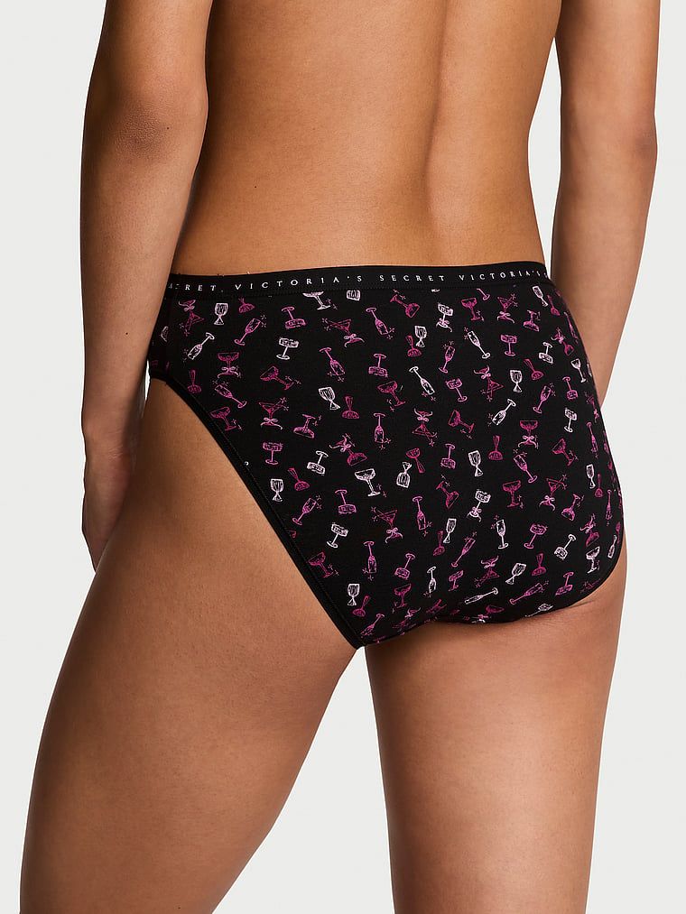 Majtki bawełniane figi z wysoko wyciętymi nogawkami High-Leg Brief. Produkt jest wzorzysty i pochodzi z kolekcji Victoria's Secret. 