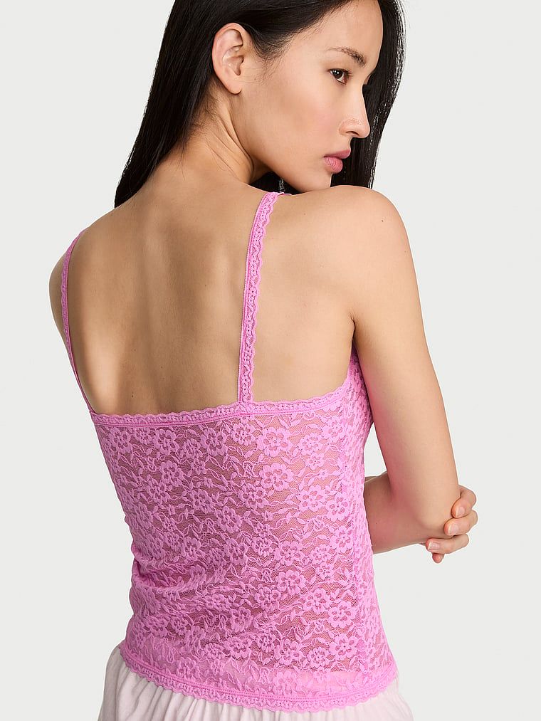 Top koronkowy na cienkich ramiączkach Cami. Produkt ma kolor różowy i pochodzi z kolekcji Victoria's Secret. 