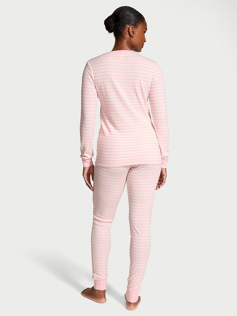 Ciepła piżama z długim rękawem Thermal. Produkt jest wzorzysty i pochodzi z kolekcji Body by Victoria. 