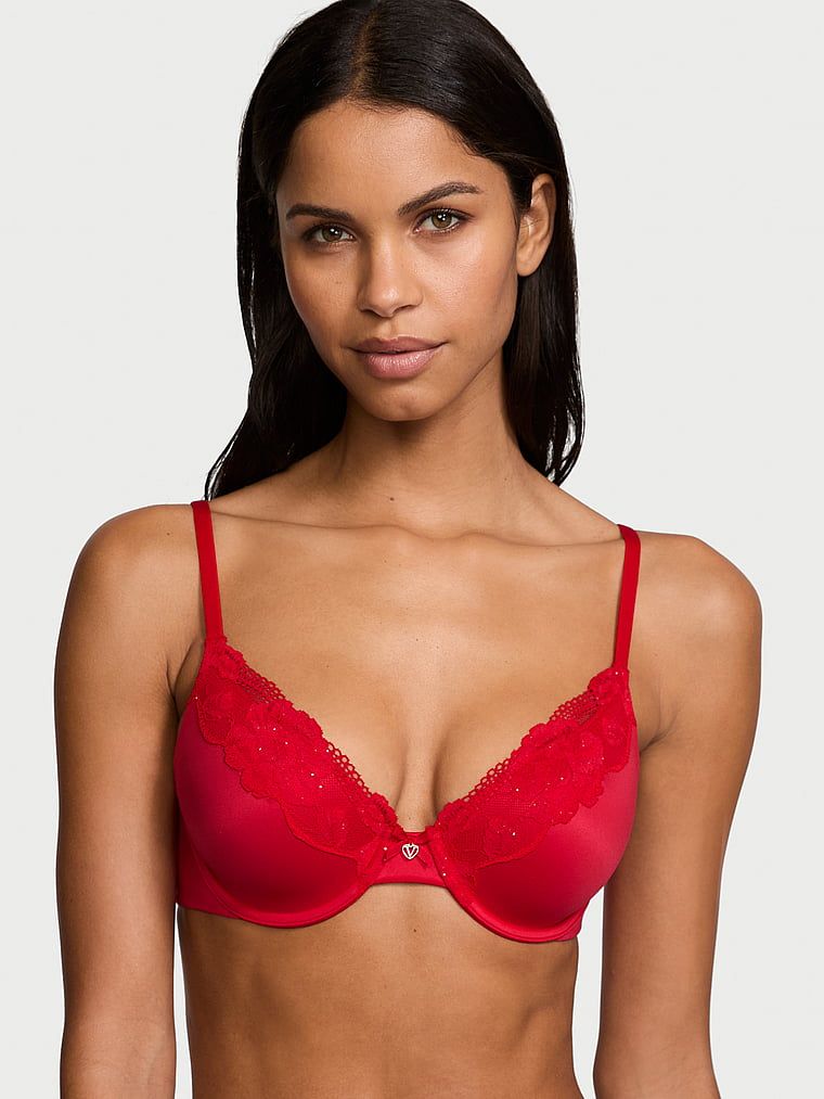 Modelka prezentuje biustonosz lekko usztywniany z koronką z mocno zabudowanymi miseczkami. Produkt ma kolor czerwony i pochodzi z kolekcji Body by Victoria.