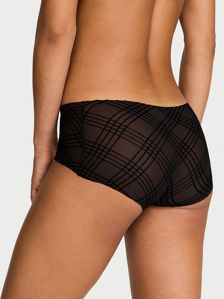 Majtki z siateczki w kratkę szorty No-Show Plaid Mesh Boyshort. Produkt ma kolor wzorzysty i pochodzi z kolekcji No-Show. 