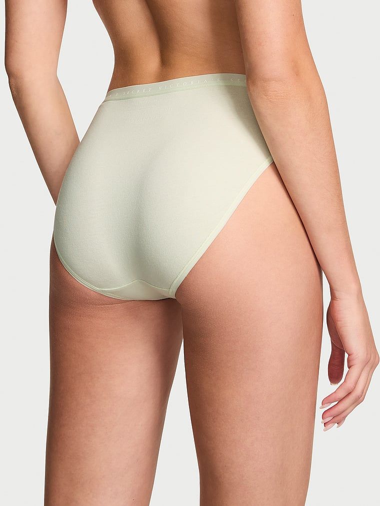 Majtki bawełniane figi z wysoko wyciętymi nogawkami High-Leg Brief. Produkt ma kolor zielony i pochodzi z kolekcji Victoria's Secret. 