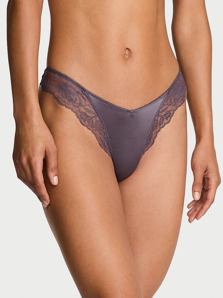 Stringi z koronką i wysoko wyciętymi nogawkami Lace-Trim High-Leg. Produkt ma kolor szary i pochodzi z kolekcji Body by Victoria. 