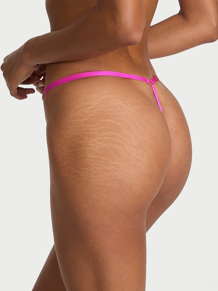 Stringi z zawieszką Smooth Charm. Produkt ma kolor różowy i pochodzi z kolekcji Very Sexy. 