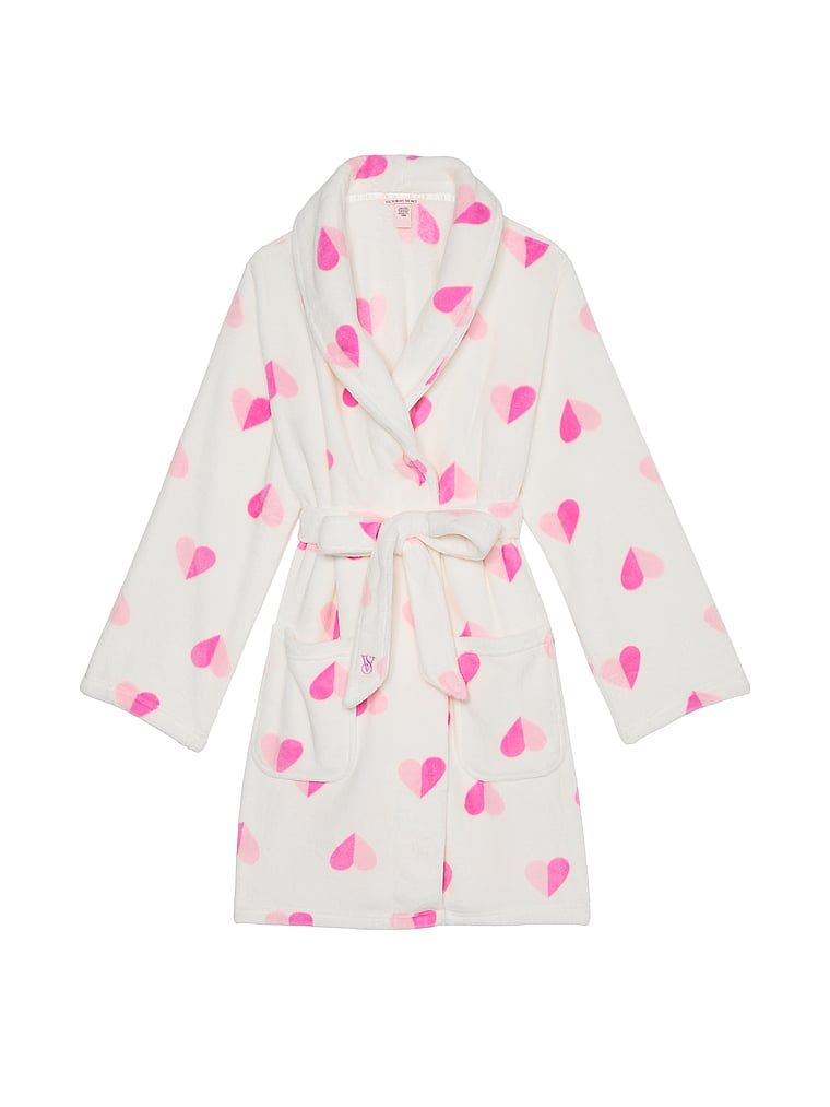 Krótki ciepły szlafrok. Produkt ma kolor wzorzysty i pochodzi z kolekcji Victoria's Secret. 