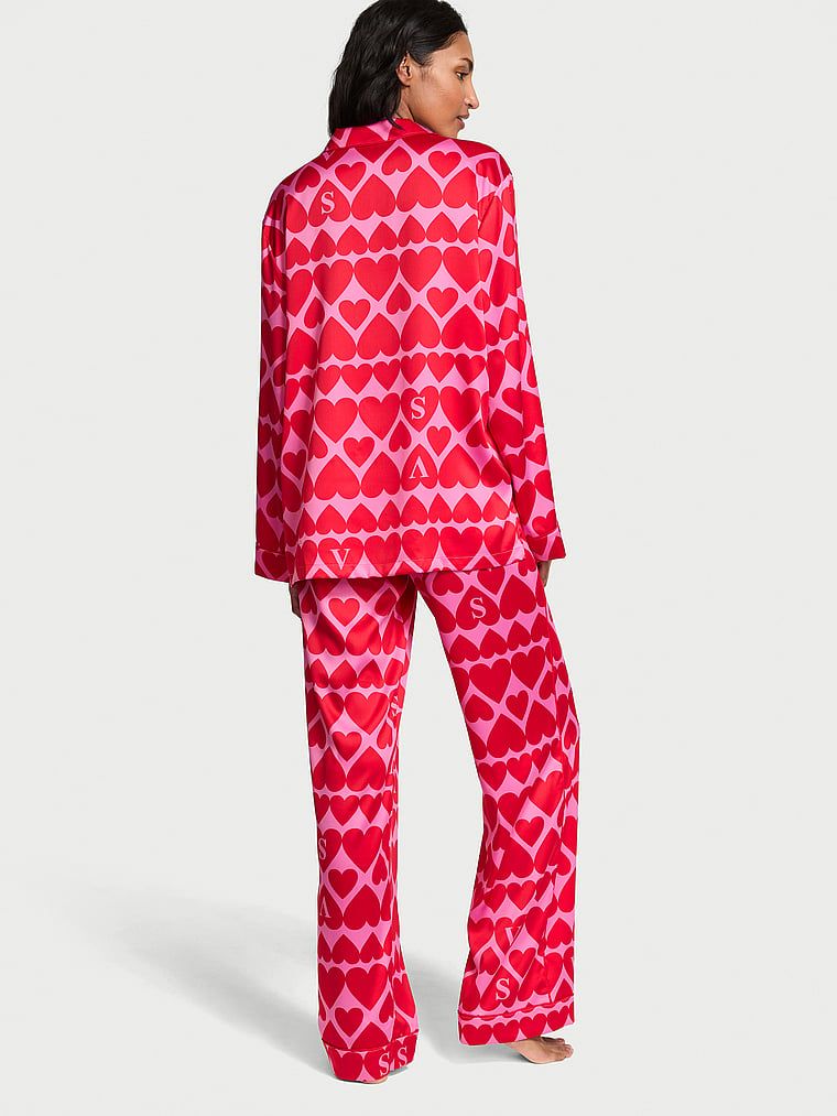 Satynowa piżama z długim rękawem. Produkt ma kolor wzorzysty i pochodzi z kolekcji Victoria's Secret. 