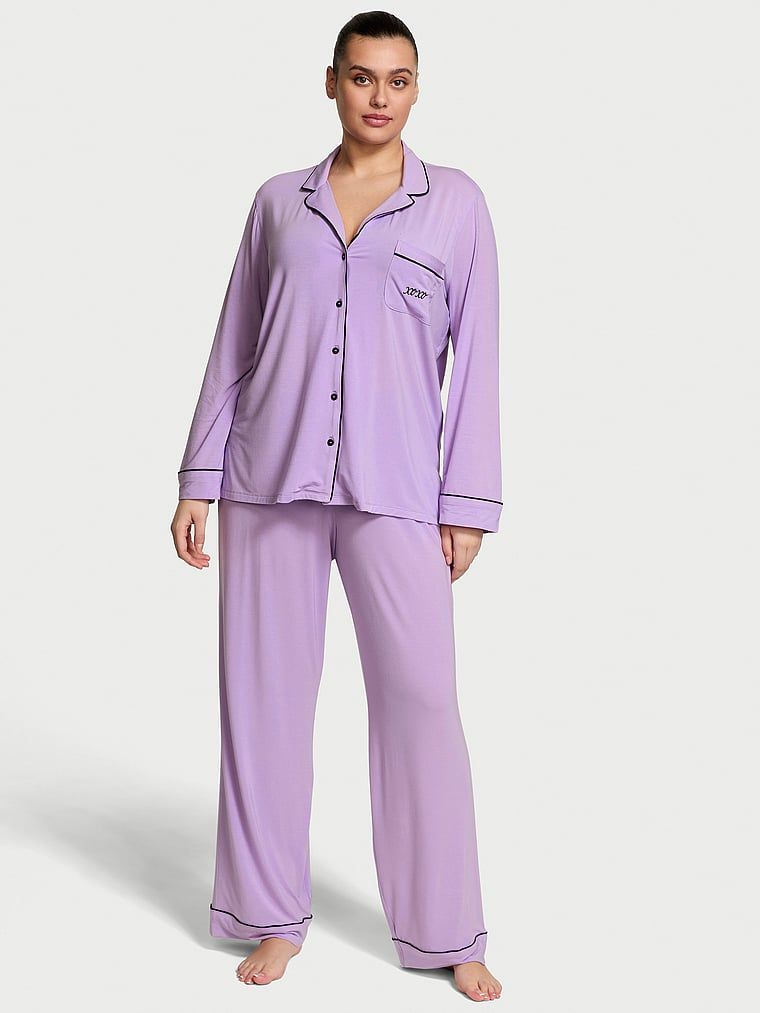Długa piżama z modalu. Produkt ma kolor purpurowy i pochodzi z kolekcji Victoria's Secret. 