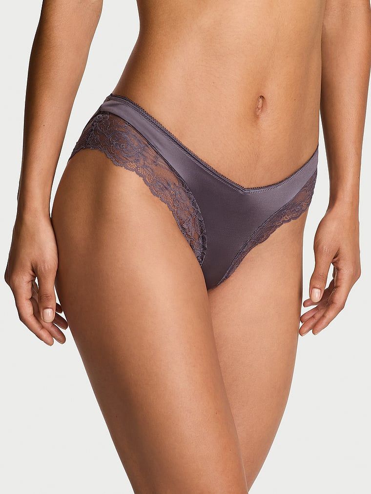 Majtki z koronką na krawędziach i wysoko wyciętymi nogawkami Lace-Trim Cheeky. Produkt ma kolor szary i pochodzi z kolekcji Body by Victoria. 
