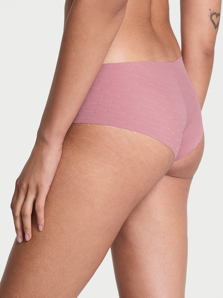 Majtki bezszwowe No-Show Cheeky. Produkt ma kolor różowy i pochodzi z kolekcji Body by Victoria. 