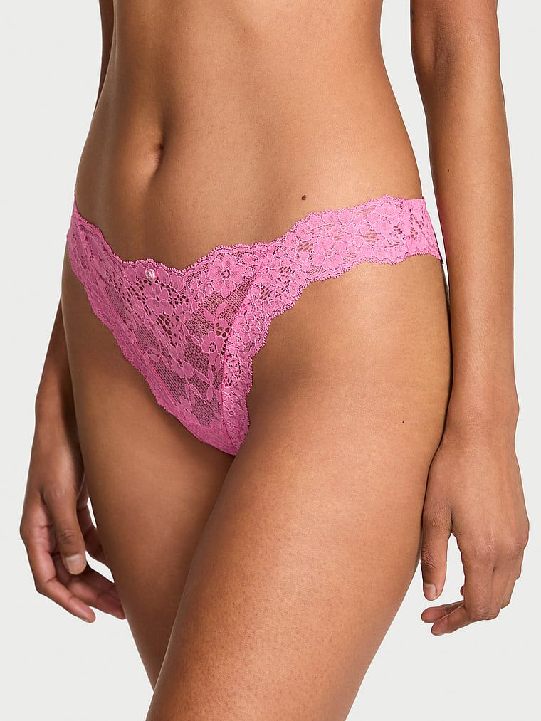 Stringi koronkowe Lace. Produkt ma kolor różowy i pochodzi z kolekcji Dream Angels. 
