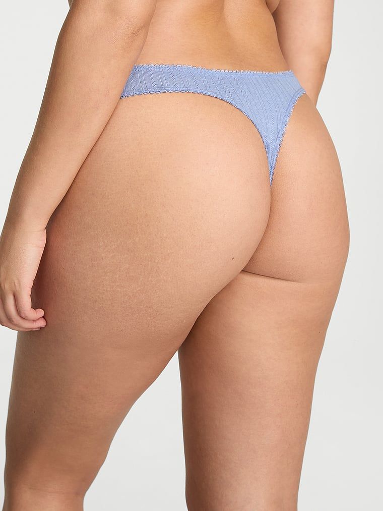 Stringi z wysoko wyciętymi nogawkami Lace Pointelle. Produkt ma kolor purpurowy i pochodzi z kolekcji Victoria's Secret. 