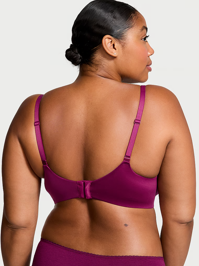 Modelka prezentuje biustonosz lekko usztywniany z koronką Lace-Trim Demi. Produkt ma kolor czerwony i pochodzi z kolekcji Body by Victoria.