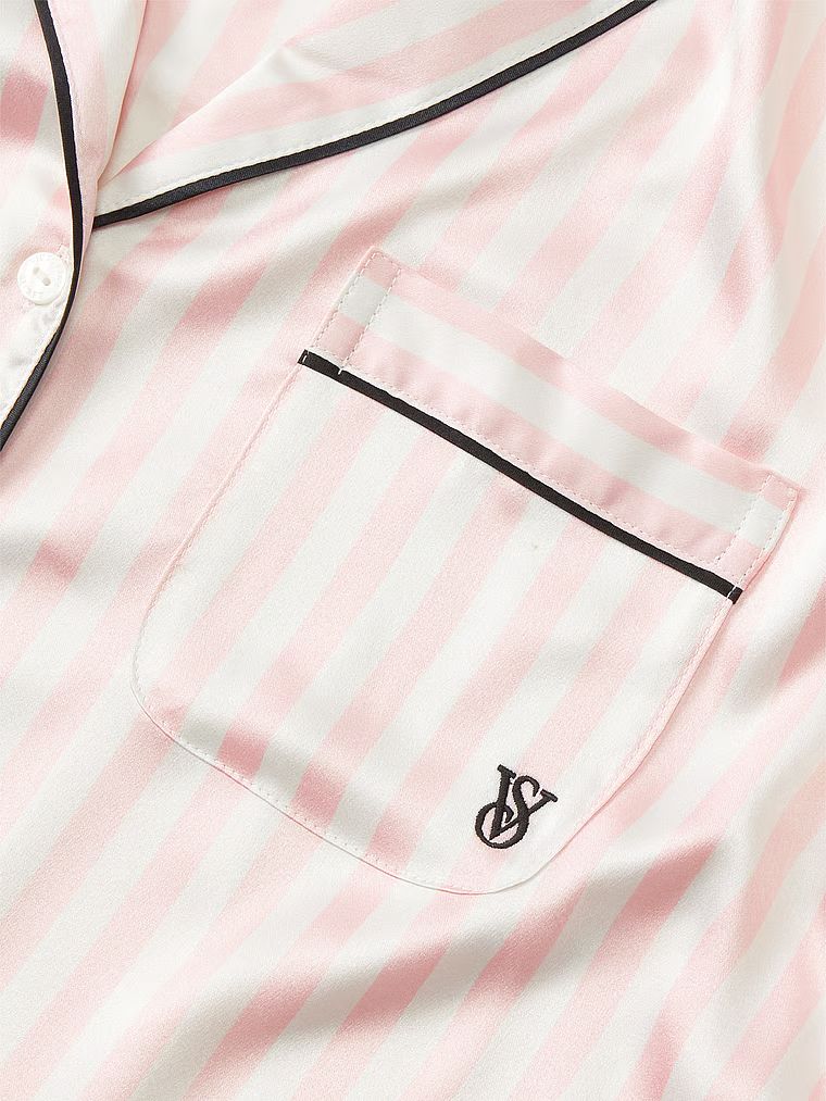 Satynowa piżama z krótkim rękawem. Produkt ma wzór w paski i pochodzi z kolekcji Victoria's Secret. 